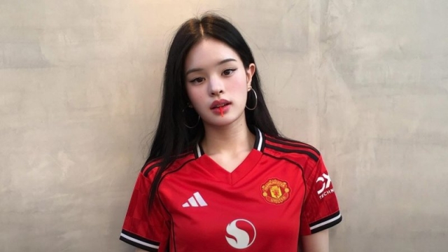 แอลลี่ โพสต์เคลื่อนไหว !! ทำ 3 นิ้ว หลัง “แมนยู” บุกคว่ำ อาร์เซนอล จ่าฝูงพรีเมียร์ลีกคาบ้าน