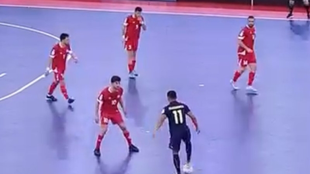 AFC โพสต์ช๊อตมหัศจรรย์ “มูฮัมหมัด อุสมานมูซา” ดาวยิงทีมชาติไทยสะกดแนวรับคู่แข่ง จากนั้นยืนงงกันทั้งทีม