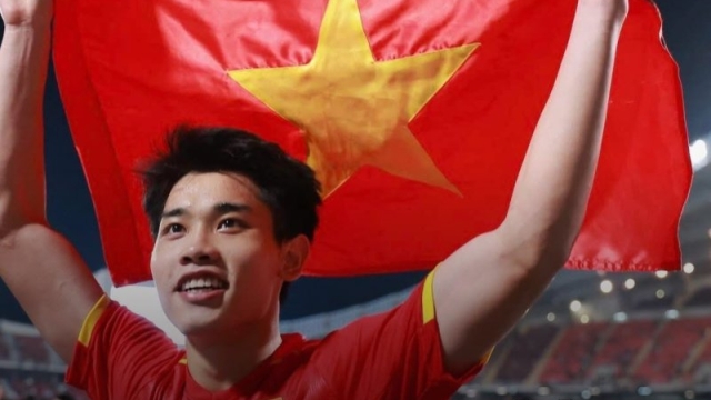 ฮือฮา !! เวียดนามขึ้นหน้าหนึ่ง “เหงียน ดินห์ บัค” สวมเสื้อจะย้ายสู่ทีมยักษ์ใหญ่ญี่ปุ่น หลังคว้าดาวซัลโวเอเชีย