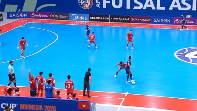 เวียดนาม สุดช็อก !! ตั้งรับแน่นสุดท้ายเอาไม่อยู่ โดน “ทีมชาติไทย” ยิงขึ้นนำ 1-0