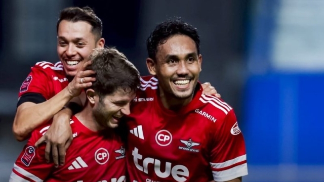 โมเมนต์น่ารัก !! น้องมาดริด ต่อแถวขอลายเซ็น “ธีรศิลป์ แดงดา” 