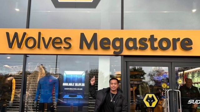 ดัสกร ทองเหลา ตำนานทีมชาติไทย !! โพสต์เคลื่อนไหวหน้าป้ายวูล์ฟแฮมป์ตัน พร้อมแคปชั่นเด็ดหลังเกมลิเวอร์พูล