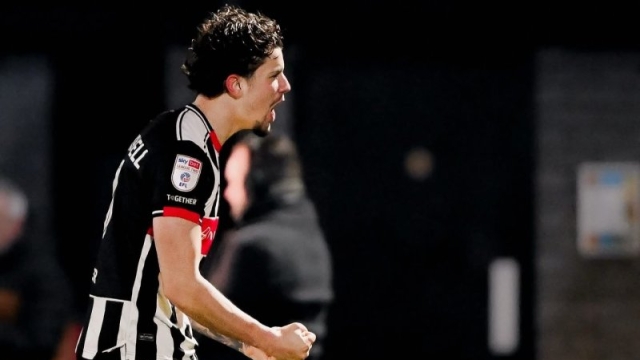 กริมสบี้ ทาวน์ โพสต์ขึ้นหน้าหนึ่งถึงกองหน้าทีมชาติไทย !! หลังประเดิมประตูแรก สะเทือนลูกหนังอังกฤษ