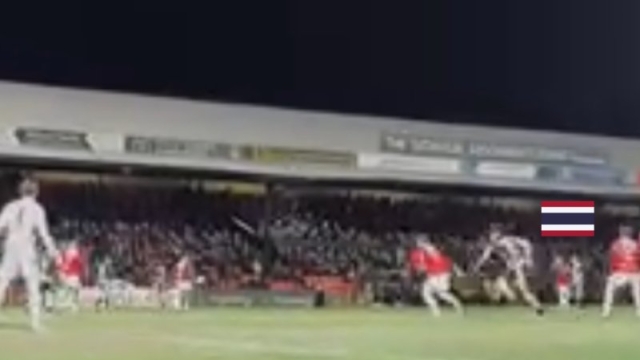 มุมนี้ชัดที่สุด !! ช็อตวินาที กองหน้าทีมชาติไทย ยิงประตูแรก กระหึ่มลูกหนังอังกฤษ จะเดือดสะใจขนาดไหนไปชม