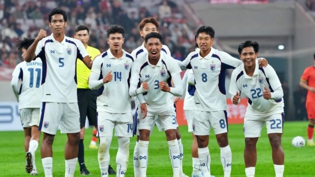 ทีมชาติจีน ยิ่งกว่าช็อก !! โดน “ทีมชาติไทย” บุกยิงนำห่าง 2-0