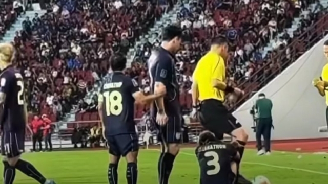 น้ำตาแทบไหล !! รวมช็อตโมเมนต์ “โจนาธาร” เมื่อลงสนามครั้งแรกกับ ธีราทร