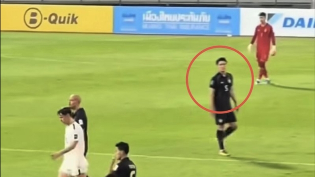 ชมช็อต “น้องโจ” ยอมไม่ได้ !! เดือดมาแต่ไกลหลังเห็น “พี่อุ้ม” โดนแข้งเบอร์ 15 นอกเกมผลักล้มลงไปนอนกองกับพื้น