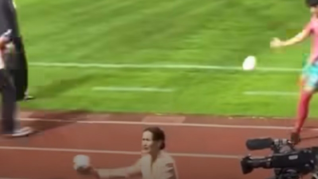 อึ้งกันทั้งอัฒจันทร์ !! ช็อตวินาที โดนบอลอัดหัวเต็มๆ “แอน ทองประสม” แทบร่วง แจ็ค จักรพันธ์ ประคองไว้ทัน