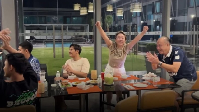 ชมช็อตวินาที แข้งบุรีรัมย์ร่วมทานข้าวกับลุงเนวิน จู่ๆคว้าแชมป์ ซะงั้น !!!