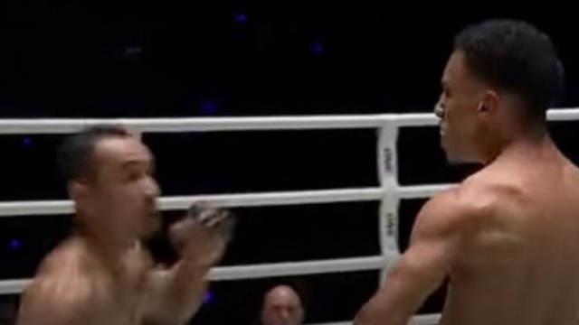 สุดช็อก !! ชมช็อต “เอลเมห์ดี” โชว์เบ่งกล้ามใส่ สามเอ ไก่ย่างห้าดาว หลังจากนั้น เป็นไงไปชม 