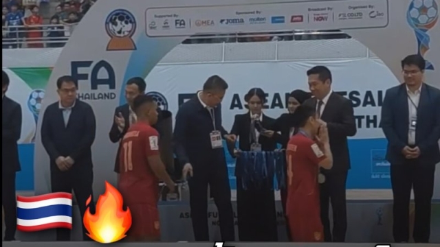 ช็อตวินาที “ทัพช้างศึก” ทีมชาติไทย ขึ้นรับถ้วยแชมป์อย่างยิ่งใหญ่ หลังพลิกแซงทุบอินโด !!!