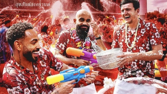 ฮือฮา !! แมนเชสเตอร์ ยูไนเต็ด โพสต์ขึ้นหน้าหนึ่ง 3 แข้งดัง “เล่นสงกรานต์ประเพณีไทย“