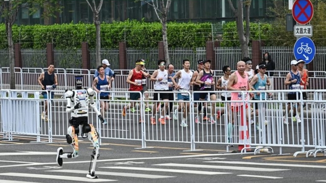 มนุษย์เริ่มอยู่ยากแล้ว !! “หุ่นยนต์” วิ่งฮาล์ฟมาราธอนเร็วทุบสถิติโลก