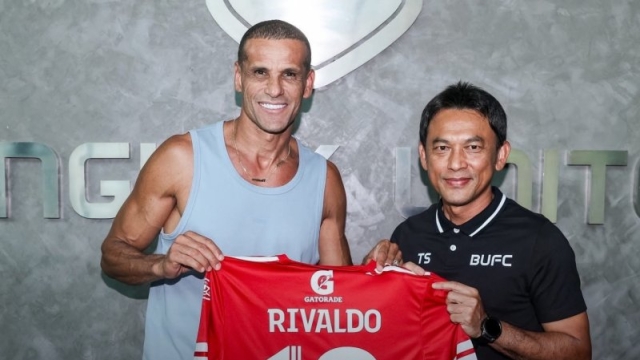 ฮือฮา !! ริวัลโด้ แข้งตำนานแชมป์โลก บินถึงไทยชูเสื้อ “เบอร์ 10” ทรู แบงค็อก