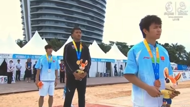 ช็อตวินาที “เทพบิว” ลมกรดทีมชาติไทย ขึ้นรับเหรียญทองประวัติศาสตร์ ที่ประเทศจีน