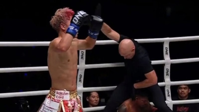 ชมช็อตช็อกโลก !! วินาที “รถถัง” โดน ทาเครุ เซกาวา ชนะน็อก TKO “รถถัง” คาเวทีญี่ปุ่น