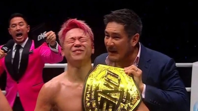 ชมช็อตวินาที บอสชาตรี มอบเข็มขัดแชมป์โลก พร้อมบอกอะไรกับทาเครุ หลังทำช็อกชนะ TKO “รถถัง” คาเวทีญี่ปุ่น