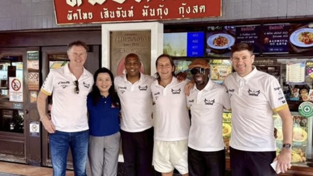 ฮือฮา !! ยอดแข้งตำนาน “แมนยู - ลิเวอร์พูล” โผล่กินผัดไทย ร้านชื่อดัง