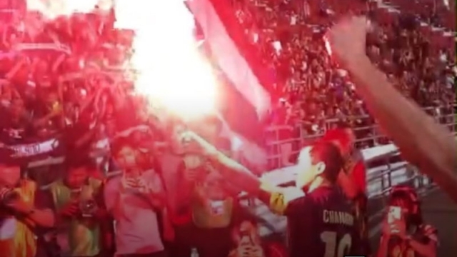 ด่วน !! AFC เปิดบทลงโทษ “ส.บอลไทย” หลังแฟนบอลยื่น “พลุแฟลร์” ให้ ชนาธิป จุดหลังเกมดวลเติร์ก