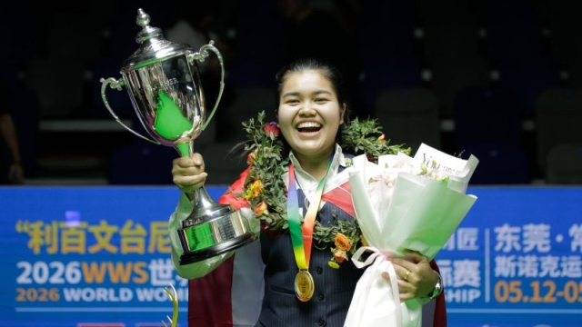 สาวน้อยมหัศจรรย์ 18 ปีไทย !! โพสต์ภาพพร้อมแคปชั่น นอนกอด 2 แชมป์โลก