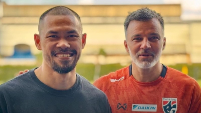 แอนโธนี ฮัดสัน ตอบแล้ว !! สาเหตุที่แท้จริง ทำไมเรียกตัวด่วน “กองหน้าวัย 40 ปี” ติดทีมชาติไทย ชุดใหญ่ 