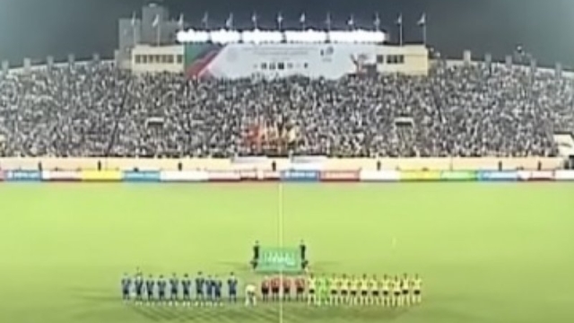 ด่วน !! งานเข้าแล้ว “ทีมชาติไทย” โดน มาเลเซีย ยิงขึ้นนำ 1-0