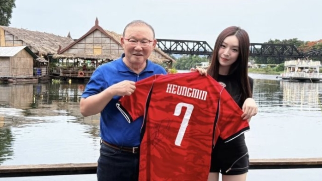 ฮือฮา !! โค้ชปาร์ค เซอร์ไพรส์เสื้อ “ซอน ฮึง มิน” เบอร์ 7 เกาหลีใต้ให้ น้องเฌอแตม