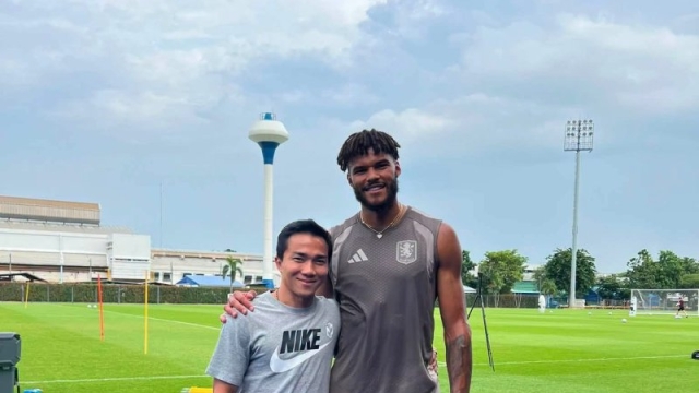 ชนาธิป โพสต์ภาพคู่ “กองหลังร่างยักษ์ แอสตัน วิลล่า” พร้อมแคปชั่นสุดพีค