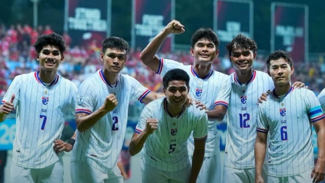 ความจริงปรากฏ! แฟนพม่ากระหน่ำคอมเม้นท์ หลังเห็น “ทีมชาติไทย” บุกอัดสิงคโปร์ชุดเต็มคาบ้าน