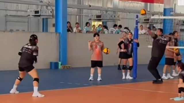 สะเทือนสนามเทียนจิน! จีนทึ่งช็อต “โค้ชอ๊อด” ซ้อมโหดตบเองกับมือ ลิเบอโร่ล้มลุกคลุกคลาน พร้อมรับมือ “จีน - ญี่ปุ่น”