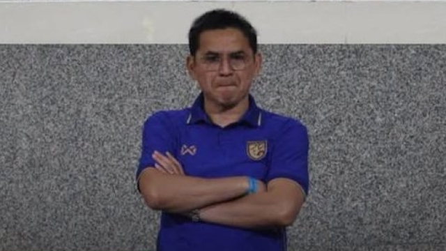 ช็อต “โค้ชซิโก้” โผล่ชมเกม! “ทีมชาติไทย” แพ้สิงคโปร์ แฟนบอลตั้งคำถาม หรือมาดูงาน?