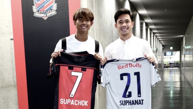 ญี่ปุ่นโพสต์ภาพประวัติศาสตร์ 2 พี่น้องทีมชาติไทย แลกเสื้อแข่งกันครั้งแรกบนเวทีญี่ปุ่น