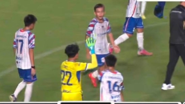 โด่งดังทั่วโลก !! โค้ชไทยทำช็อกพาเยาวชนลาวบุกโค่น “บาร์เซโลน่า” คว้าแชมป์