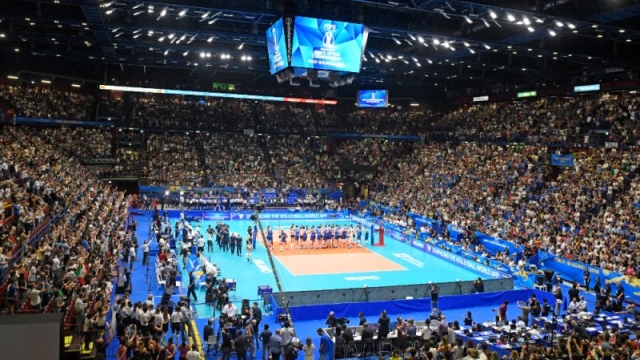 ไทยเล่นเจ้าภาพแล้ว !! “วอลเลย์บอลหญิงทีมชาติไทย” เครื่องร้อนไล่ทุบปิดเซตสองชนะ Creamline 25-21