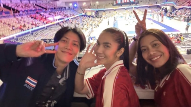 ฮือฮา !! สื่อลูกยางโลก โพสต์ช็อต 3 สตาร์สาวไทย โผล่เชียร์ “วอลเลย์บอลชายทีมชาติไทย” โค่นเกาหลีใต้ ติดขอบสนามญี่ปุ่น