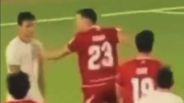 ช็อตวินาที “แข้งอินโด ไร้สปิริต” ปรี่ซ้ำเติมแข้งทีมชาติไทย ยิงจุดโทษพลาด FIFA ASEAN Cup 2026