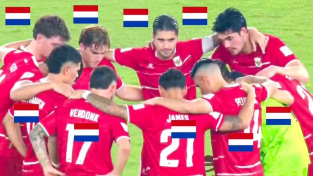 กลายเป็นภาพไวรัลทั่วเอเชีย !! “ทีมชาติไทย” เจอเนเธอร์แลนด์ ผู้เล่นอินโดนั่งกัดเล็บอยู่ข้างสนาม
