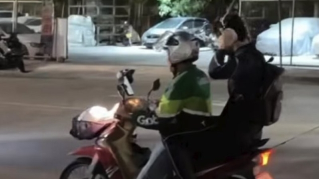 แฟนบอลโพสต์คลิปช็อต “จู๊ด เบลล์” วินาทีกำลังเดินทางกลับหลังเกมไทยลีก พร้อมแคปชั่น “รถประจำตำแหน่ง” ของจู๊ด